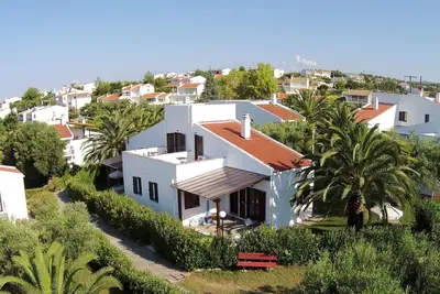 Image de Maison de vacances dans un excellent emplacement, maison de vacances, wifi, près de la mer | Trikorfo, Cha
