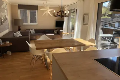 Image de Appartement de montagne ensoleillé moderne avec un grand balcon orienté sud-ouest