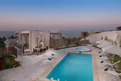 Image de Piscine chauffée + hydromassage ★ 500m de la plage ★ Vue sur la mer ★ Promenade au marché / restaurants / bar