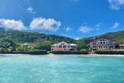 Image de Rénovations terminées! Venez séjourner dans notre belle villa en bord de mer!