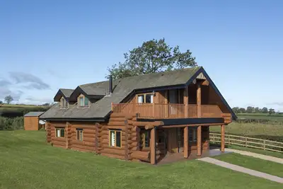 Image de Maison en bois rond scandinave traditionnelle