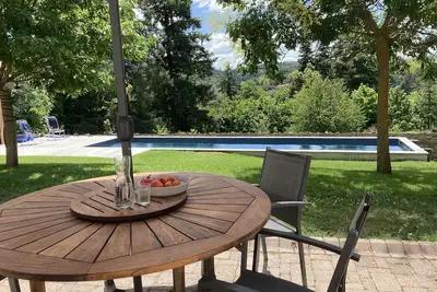 Image de Grande maison (270 m2) d'architecte contemporaine et couloir de nage 12m50 * 3 m