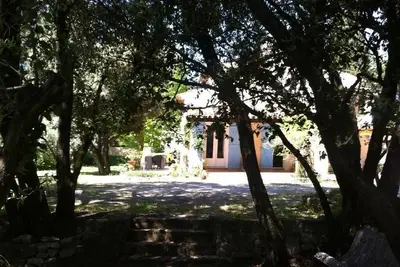 Image de Belle villa équipée avec terrasse et barbecue donnant sur un jardin arboré d'oli