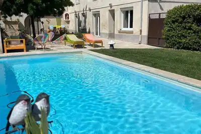 Image de Mas en campagne rénové et roulotte pour amoureux de couleurs et lumiere