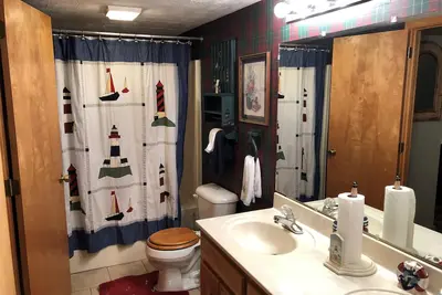 Image de 4 Br 3 Bath maison sereine sur le lac Nolin avec quai, avec foyer au bois