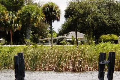 \"Old Florida\" Riverside Pool Piscine Qui Oublie Le Temps
