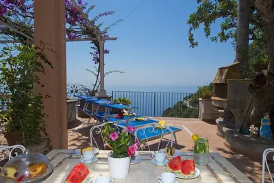 Image de Casa Gemma, belle maison de vacances à Positano, sur une colline face à la mer.