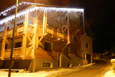 Image de chalet composé de 6 appartements capacité 60 couchages, dispo à demander