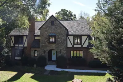 Image de Retraite dans la ville - cadre champêtre avec piscine, idéal pour Wells Fargo et Rnc