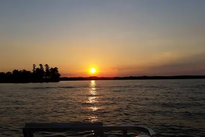Image de Calme, bonne pêche, navigation de plaisance et natation sur un grand terrain privé