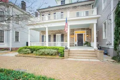 Image de Restez avec Lucky Savannah: Chic maison de 3 chambres à coucher avec cour et parking privé!