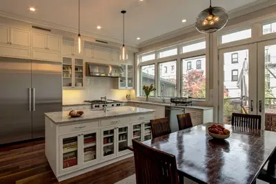 Image de Beau brownstone de 3 étages au coeur de Park Slope