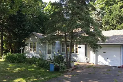 Image de Cour arrière boisée avec véranda