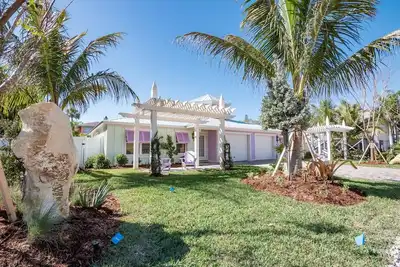 Image de Accueil de luxe sur la plage! Belle vue, piscine privée chauffée avec cascade, porches à tous les niveaux