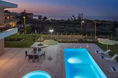 Image de ★ 500m de la plage avec piscine chauffée ★ Jacuzzi intérieur avec vue sur la mer ★ Vue sur la mer ★ Marché à pied / taverne