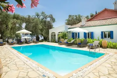 Image de Majestic Beach Front Villa, à 10 minutes à pied du village de Barbati, de la climatisation, d'une piscine privée et d'un patio avec vue sur la mer!