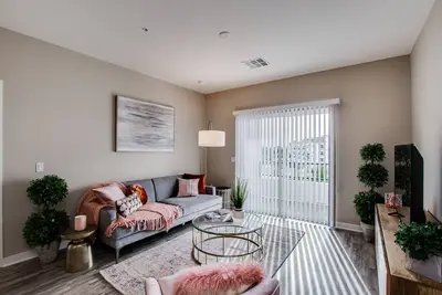 Image de Magnifique rénovation avec une grande piscine de villégiature et vue sur la montagne! Réservez dès que possible!