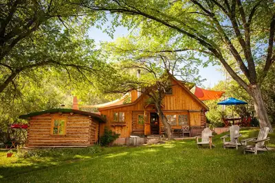 Image de Escapade ranch isolée avec la maison principale et 5 cabines supplémentaires