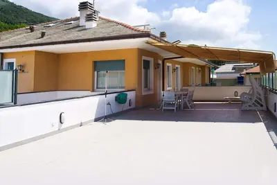 Image de Penthouse avec une grande terrasse et climatisée avec deux cents mètres de la mer
