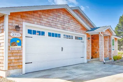 Image de Belle nouvelle maison! Ping-pong, hockey sur air, promenade en ville, plage, golf (Cedar)