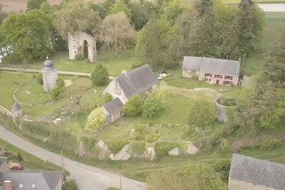 Image de Charmante tour dans une propriété médiévale, étang de pêche 1, 8 ha avec barque