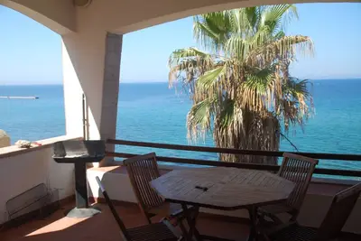 Villa Bosa, appartement front de mer dans le quartier de Bosa, escalier privé menant à la plage Wi