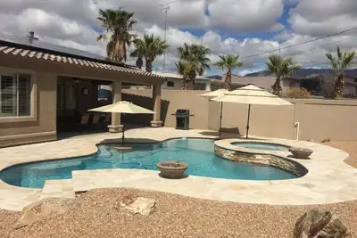 Image de Accueil personnalisé avec piscine et spa et 2 suites de maître. Parfait pour les snowbirds!