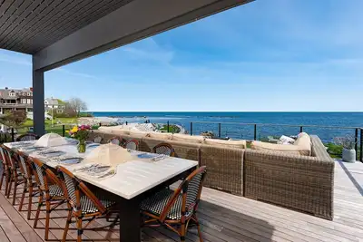 Image de Incroyable Brand New Bold Oceanfront 6 chambres, 7 salles de bains avec ascenseur et cheminée.