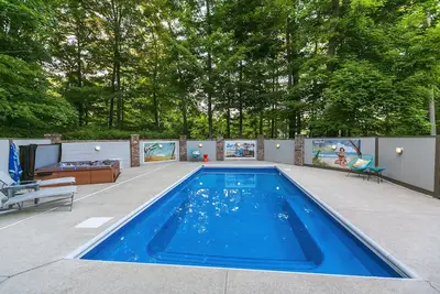 Image de Grande maison privée avec piscine chauffée et bain à remous. 20 minutes du centre-ville!
