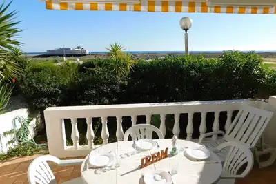 Image de Appartement en bord de mer avec balcon / jardin.