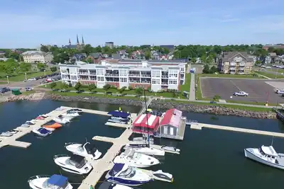 Image de Condo Vue Sur L'Eau Et Spa Pur!