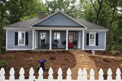 Image de Named best art town in Alabama! Two master suites! Low January rates! Hurry!