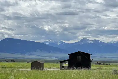 Image de Charmante cabane dans les contreforts de la montagne de la racine de tabac