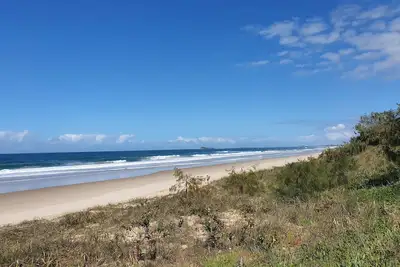 Image de Escapade en bord de mer immaculée et privée à seulement 150 petits pas vers le sable!