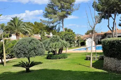 Image de Maison confortable dans un beau jardin commun avec une grande piscine