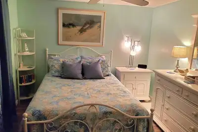 Image de Chambre privée et salle de bain privée à l'extrémité séparée de la maison avec vue sur l'eau.