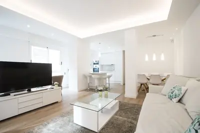 * Nouveau à Ha * Bel appartement avec A / C, à 4 minutes de la plage, dans le centre-ville! !