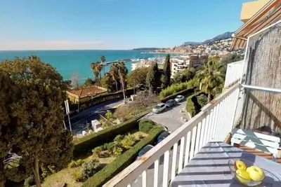 Image de 2p en dernier étage avec clim et parking privé à Menton