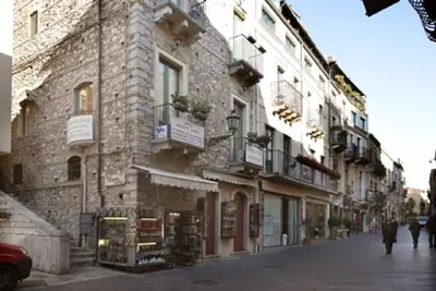 Image de Appartement dans la rue principale de Taormina le Corso Umberto