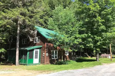 Image de Camp Adirondack calme à quelques pas de la plage Adk, des lacs, des sentiers et des activités