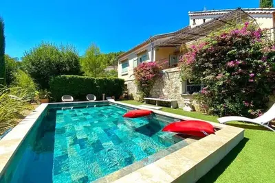 Image de maison individuelle label 4* avec superbe piscine privative à 15 mns de la mer