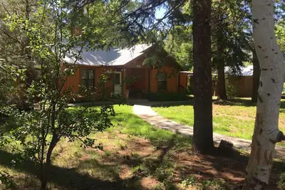 Image de Cabine confortable à seulement 5 pâtés de maisons du lac Rainbow! Marchez pour pêcher! Super prix!