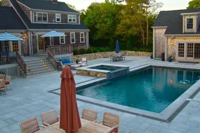 Image de Retraite d'Edgartown. Marchez jusqu'à la ville. Piscine chauffée et maison d'hôtes! Récemment rénové
