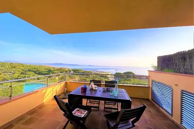 Image de Appartement première ligne, vue sur la mer. Piscine et jardin. A / C. Salle de bain avec jacuzzi