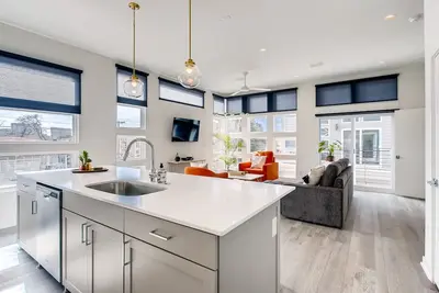 Image de Nouvelle maison de luxe élégante dans un emplacement privilégié dans les quartiers chics!