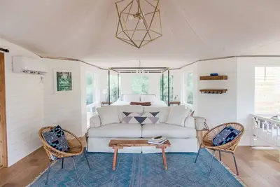 Image de Tente Safari Glamping de luxe sur la rivière San Marcos! 100+ acres!