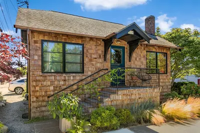 Image de Le nid de la baleine. Un joli cottage au coeur du centre-ville d'Edmonds.