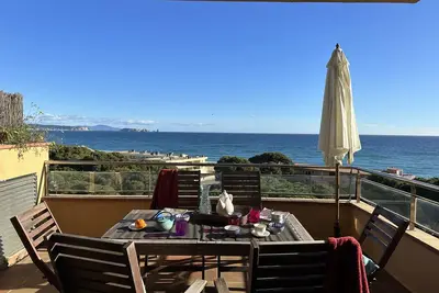 Image de Appartement en première ligne, vue spectaculaire sur la mer. Piscine communautaire et jardin. A / C