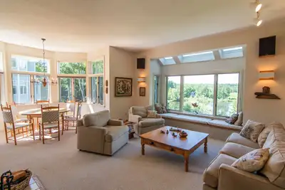 Image de Spacieux, Condo avec vue sur le lac près de Tanglewood au coeur des Berkshires!