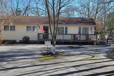 Image de Cottage de plage familial près de la plage.